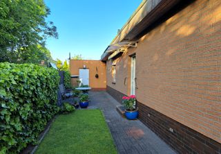 Blick in den Garten mit Sonnenterrasse